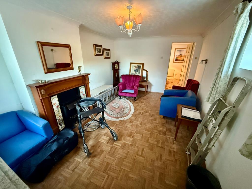 Lot: 141 - VACANT PAIR OF FLATS FOR REFURBISHMENT - Basement flat living room